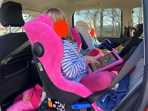 Schéma správneho zapnutia pásov v autosedačke s fusakom