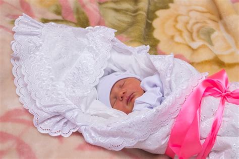 ilustrácia novorodenca zabaleného v klasickej zavinovačke