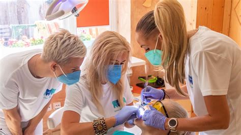 Štýlová fotografia usmievajúceho sa človeka s bielymi zubami