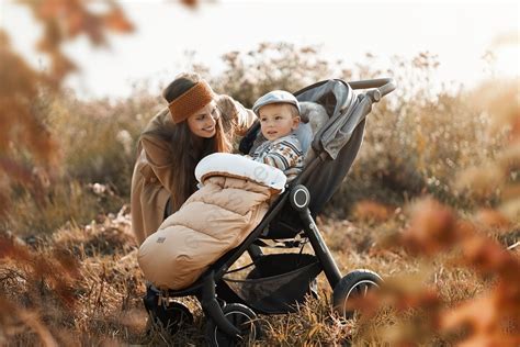 Dieťa zabalené v teplom zimnom fusaku v kočíku