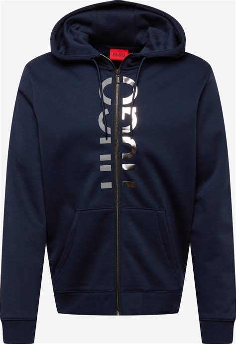 detail mikiny s kapucňou a zipsom