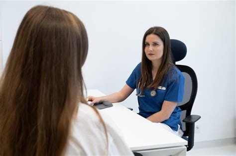 Lekár konzultuje s pacientkou