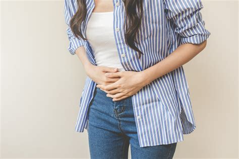 Žena s bolesťou v podbrušku