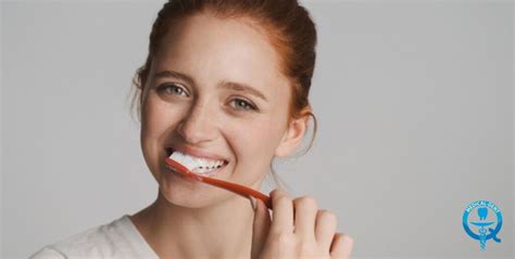 Žena s bruškom a zubnou kefkou