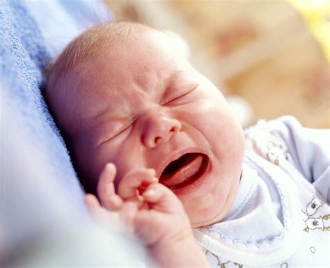 Žena držiaca novorodeniatko