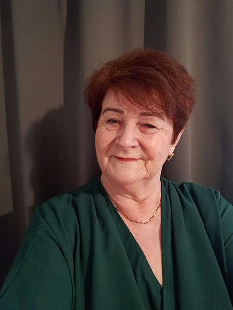 žena v strednom veku držiaca brucho