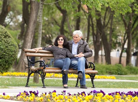 žena stredného veku hrá sa s dieťaťom v parku