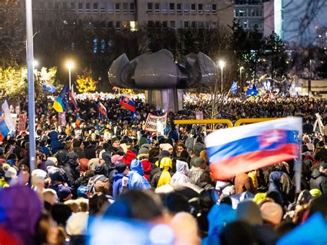 Ilustrácia bábätka v kočíku so zimným fusakom