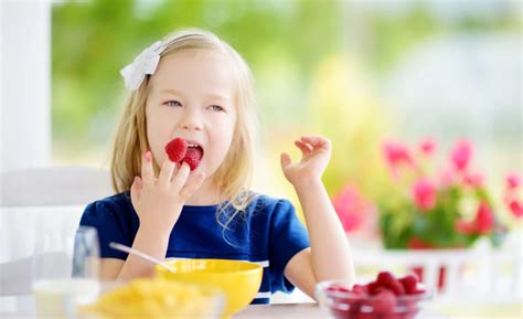 dieťa jesť prštekmi