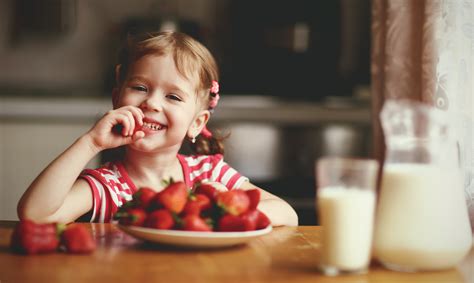 dieťa s jedlom na tvári