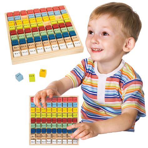 Dieťa vkladá kocky do nádoby