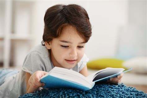 Dieťa číta knihu s obrázkami