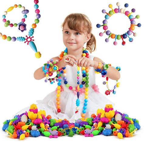 Detské ruky sedia farebné korálky