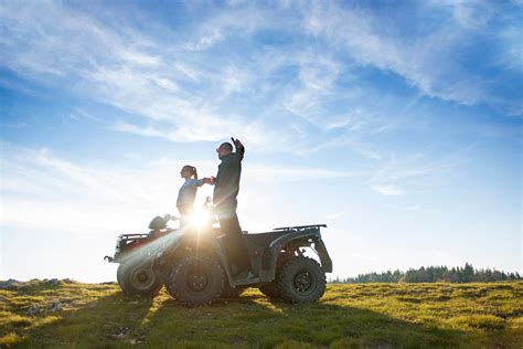Muž na štvorkolke v teréne