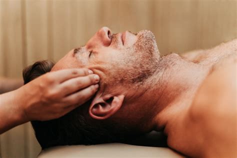 Muž si užíva masáž