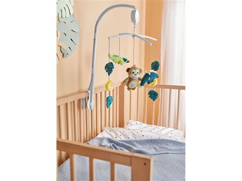 Farebný kolotoč nad detskou postieľkou