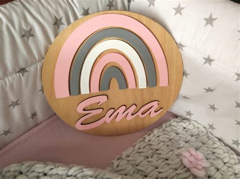 Drevená dekorácia na stenu s menom dieťaťa