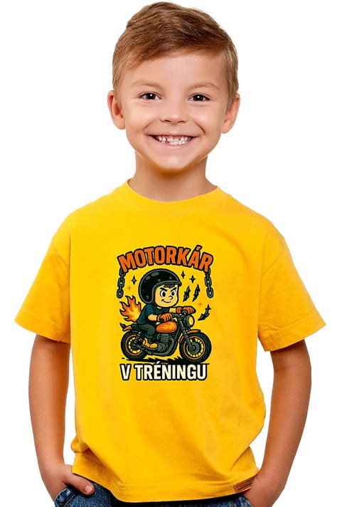 Detský motorkár v ochrannej prilbe a oblečení