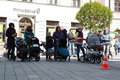 Ilustrácia rodiny s kočíkom Britax B-Lite v rušnom meste