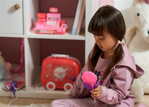 Dieťa uchopuje hračku oboma rukami