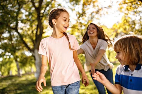 Ilustrácia matky s kočíkom v parku