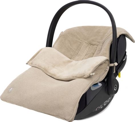 ilustrácia kočíka a autosedačky