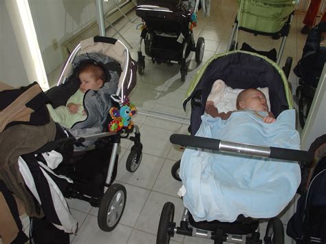 dve bábätká spia na chrbte