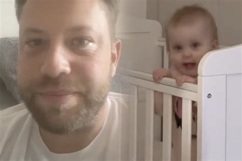 dieťa sa snaží otočiť na bruško