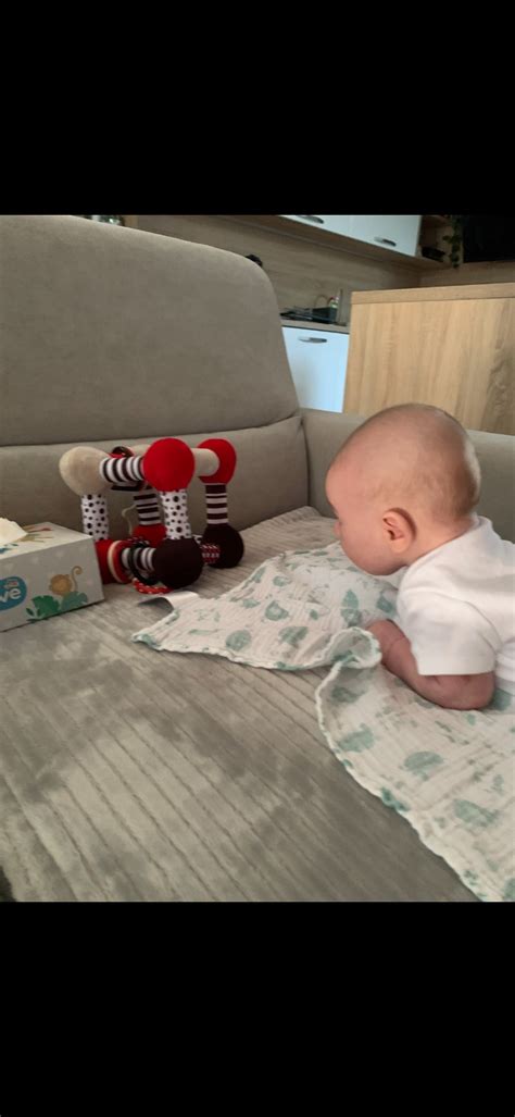 bábätko sa hrá na mäkkej podložke na zemi