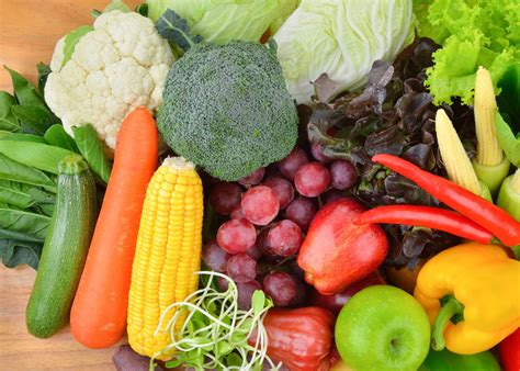 Ilustrácia dieťaťa jediaceho z taniera s kúskami ovocia a zeleniny