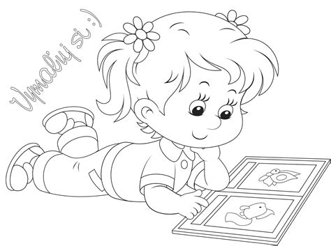 Dieťa číta knihu so záujmom