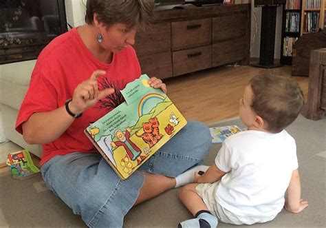 Rodič a dieťa spoločne čítajú knihu