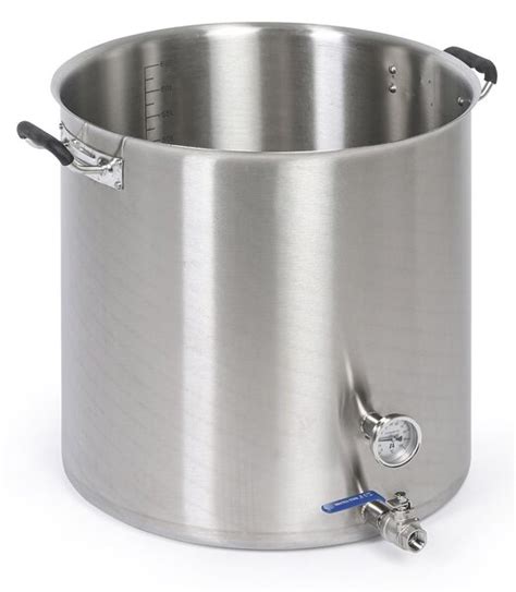 Nerezový hrniec s vodou na vyváranie