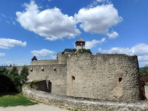 Dubrovnícke hradby týčiace sa nad morom
