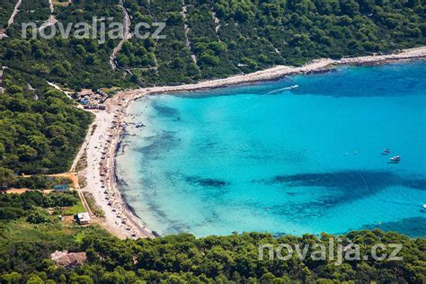 Pláž Sakarun na ostrove Dugi Otok s tyrkysovou vodou