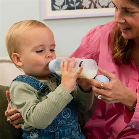 dieťa pije z dojčenskej fľaše
