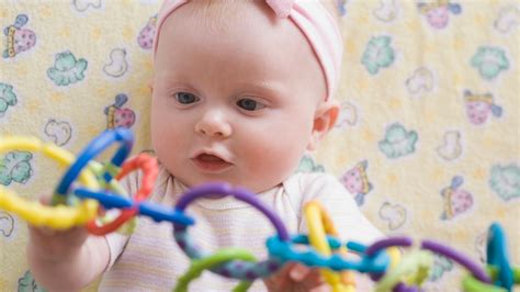 Bábätko staré 6 mesiacov sa hrá s hračkami