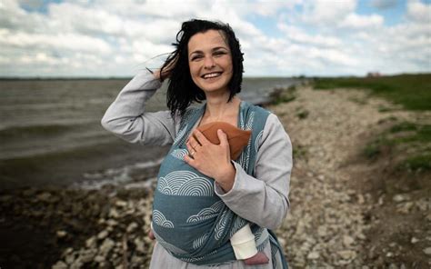 matka dojčí dieťa v ergonomickom nosiči