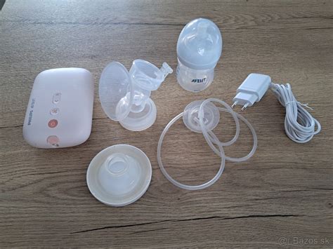 Ilustrácia matky používajúcej elektrickú odsávačku mlieka