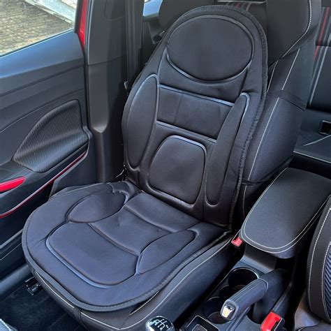 Ilustrácia autosedačky s držiakmi na nápoje