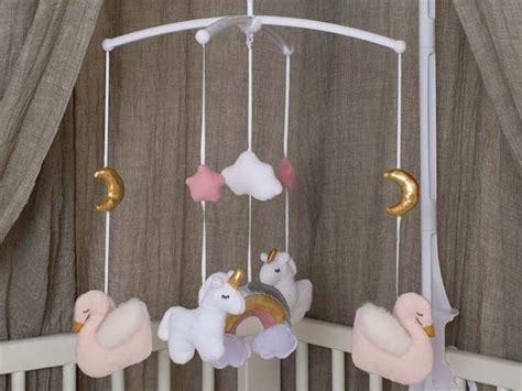 Detský kolotoč nad postieľku s plyšovými hračkami