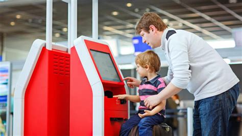 Dieťa s rodičmi pri podávaní žiadosti o cestovný pas