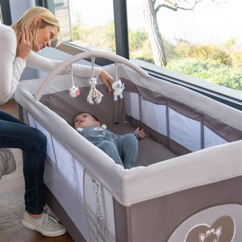 cestovná postieľka s prebaľovacím pultom a hračkami
