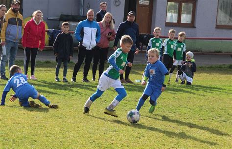 Deti hrajúce futbal