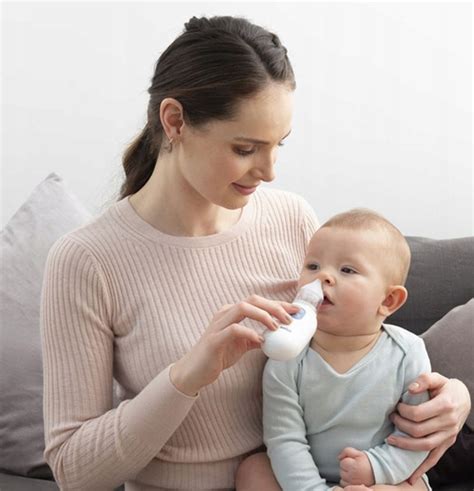 Dieťa s rodičom používajúcim odsávačku hlienov