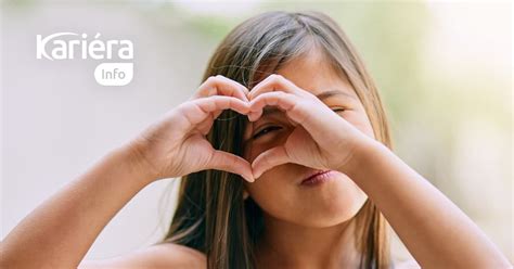 Dieťa s úsmevom dostáva malú odmenu za úspech