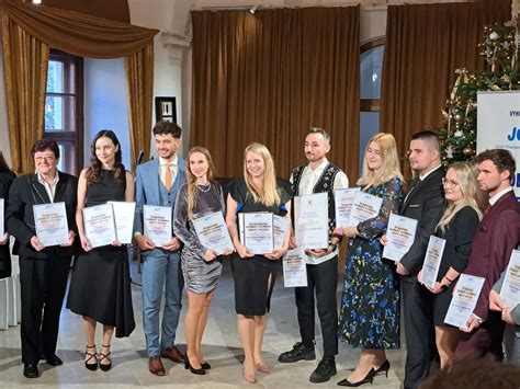 Študenti s diplomami