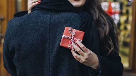 žena vyberá darček