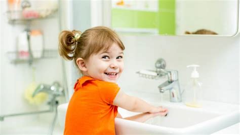 Dieťa si umýva ruky