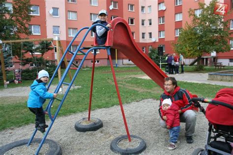 Deti hrajúce sa vonku na ihrisku